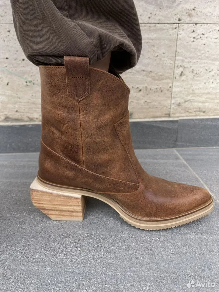 Женские сапоги-казаки из натуральной кожи с скошенным каблуком