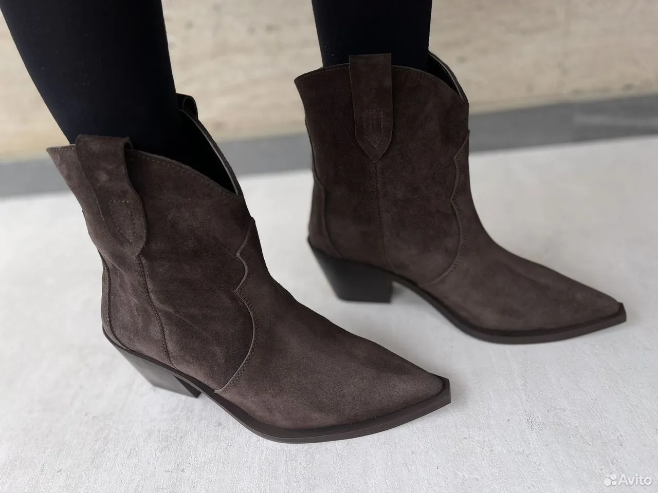 Женские низкие полусапоги-казаки из натуральной замши