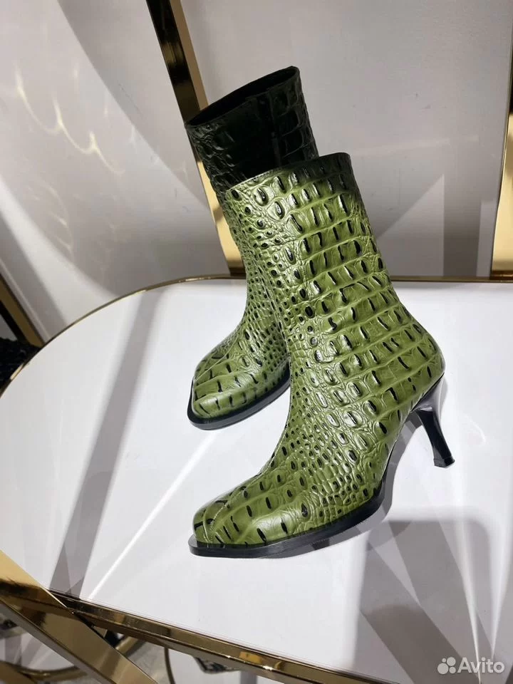 Женские ботильоны из натуральной кожи с тиснением под крокодил