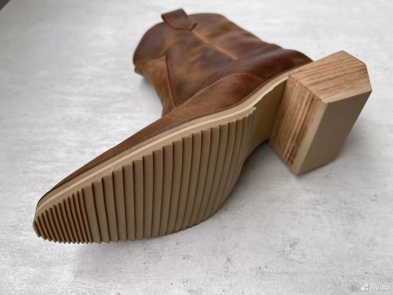 Женские сапоги-казаки из натуральной кожи с скошенным каблуком