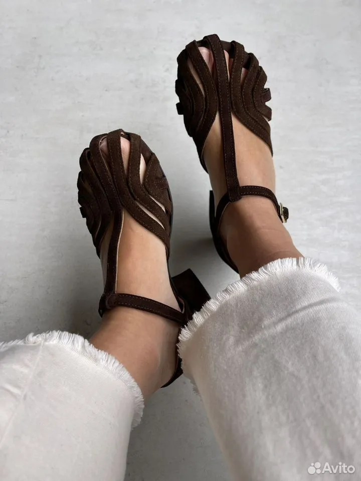 Открытые босоножки для летних образов