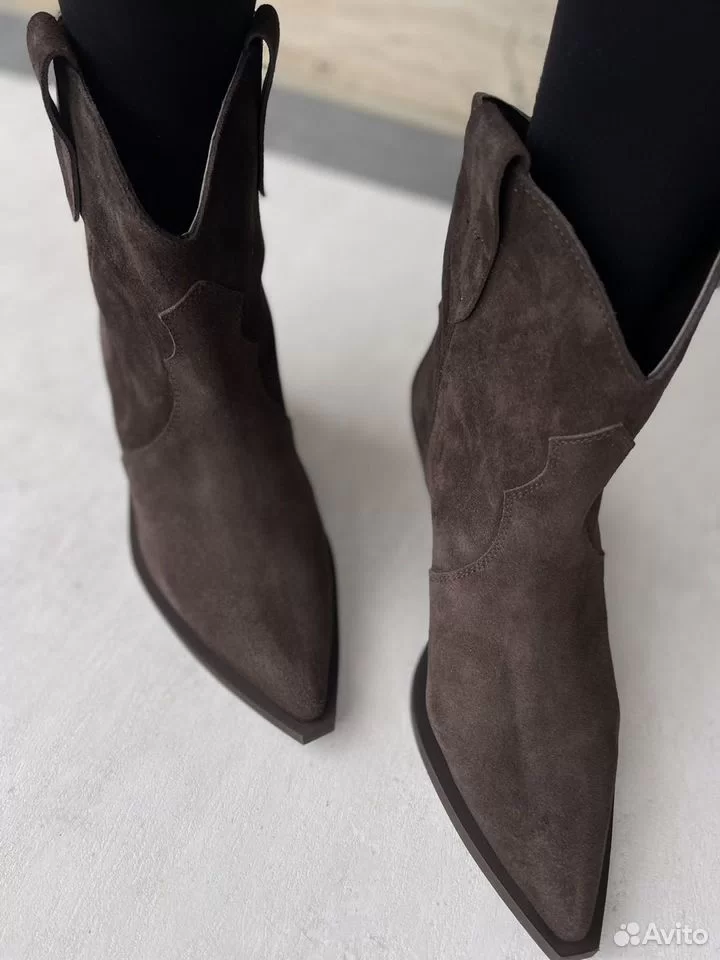 Женские низкие полусапоги-казаки из натуральной замши