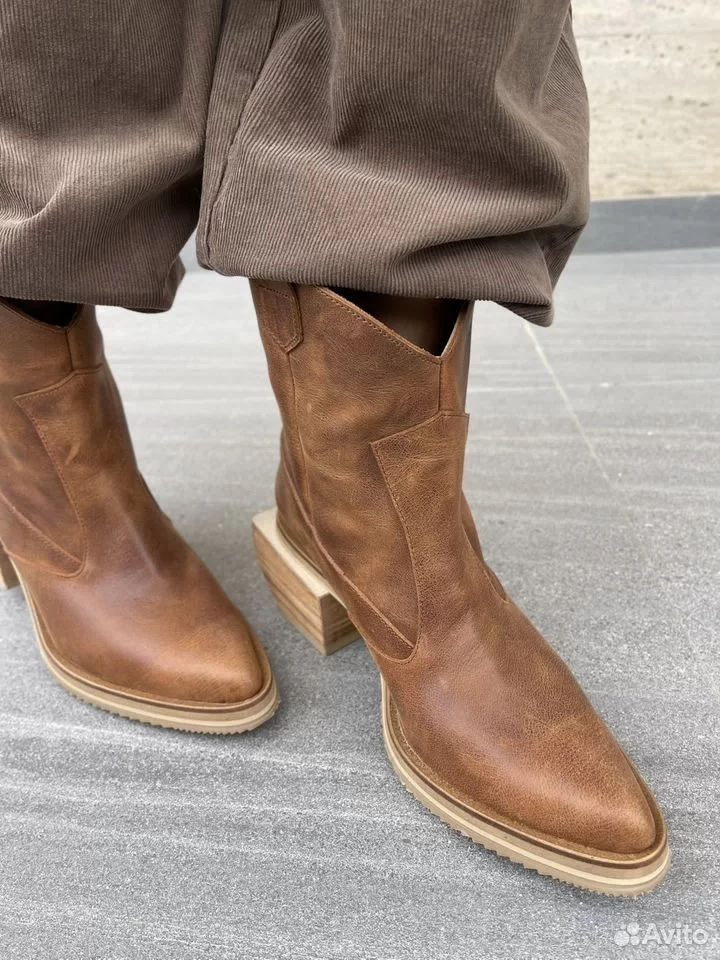 Женские сапоги-казаки из натуральной кожи с скошенным каблуком