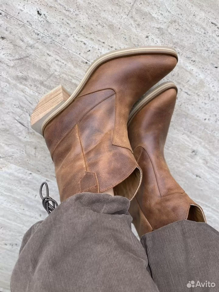 Женские сапоги-казаки из натуральной кожи с скошенным каблуком