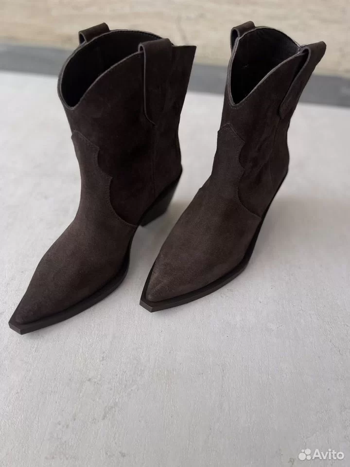 Женские низкие полусапоги-казаки из натуральной замши