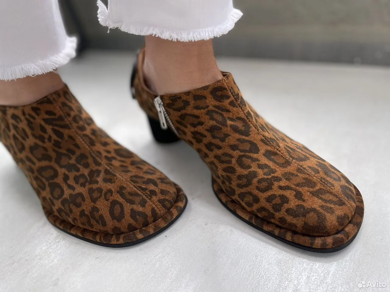 Женские закрытые туфли из натуральной замши